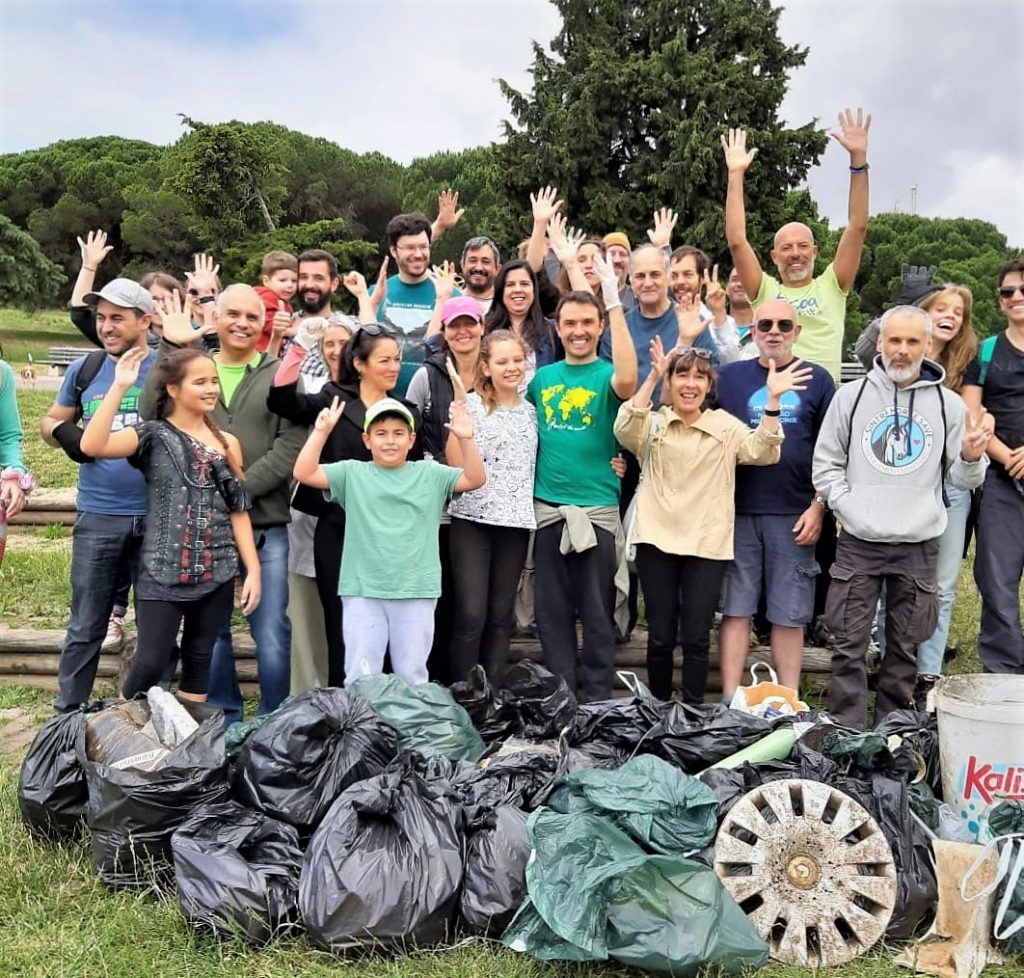 Grupo de participantes na Mega Ação de Limpeza 