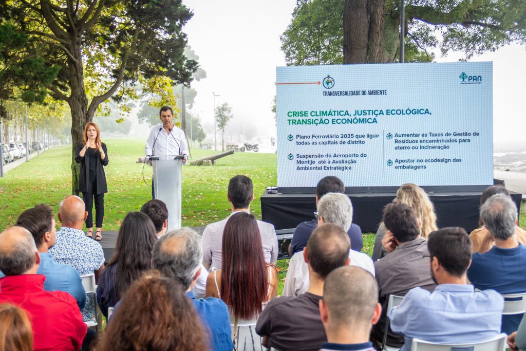 Apresentação do Programa Eleitoral - Legislativas 2019 - Na imagem está André Silva acompanhado de uma intérprete de Língua Gestual Portuguesa