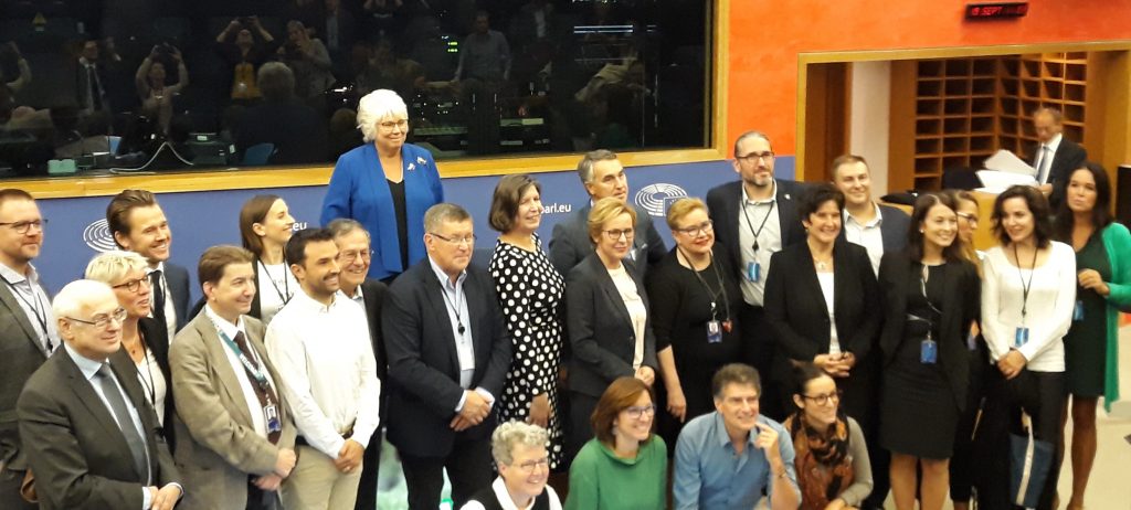 Francisco Guerreiro numa fotografia conjunta com os restantes membros do Intergrupo para o Bem-estar e Conservação dos Animais do Parlamento Europeu