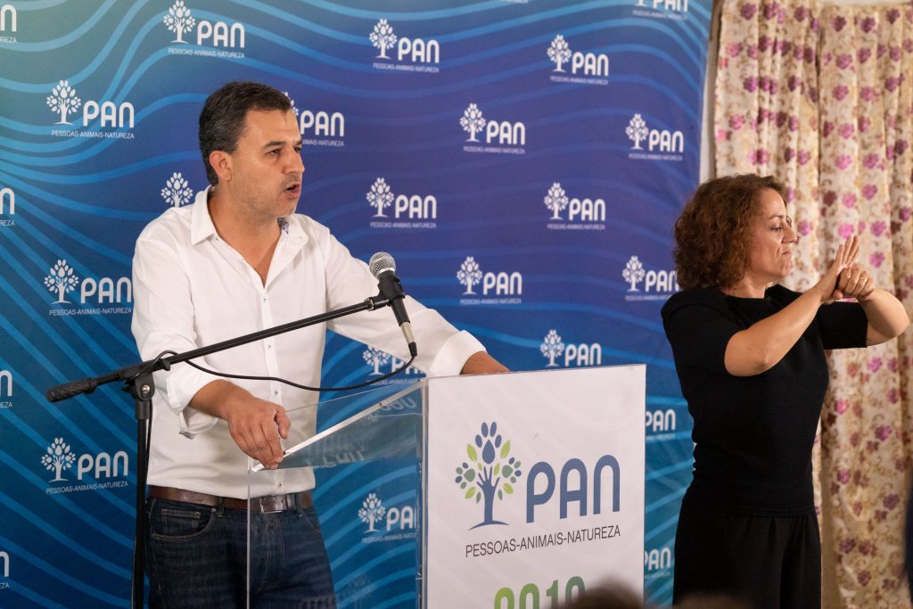 Na imagem surge André Silva do PAN a discursar, acompanhado de uma intérprete de Língua Gestual Portuguesa