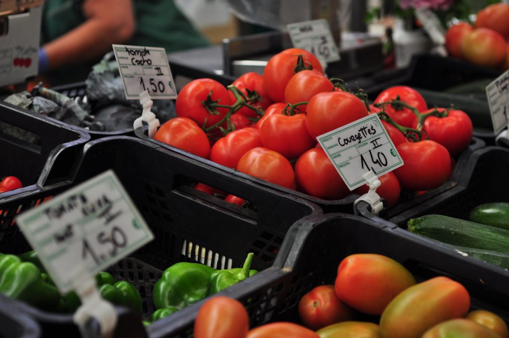Na imagem estão vários alimentos de origem vegetal num mercado