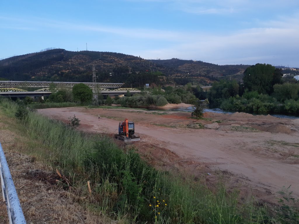 Terraplanagem junto ao rio Mondego