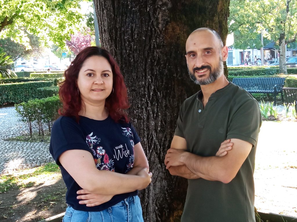 Fotografia num jardim de Liliana Vieira e Pedro Machado - candidatura autárquica do PAN em Leiria